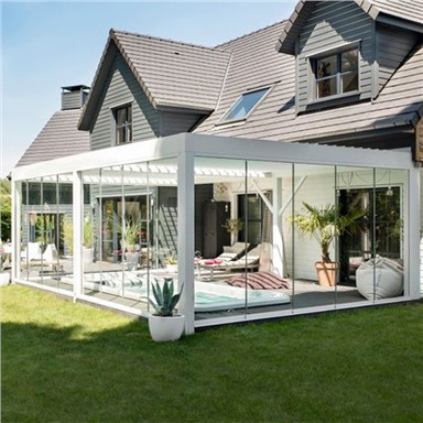 Kis erkélyes zsalugáteres tetős pergola